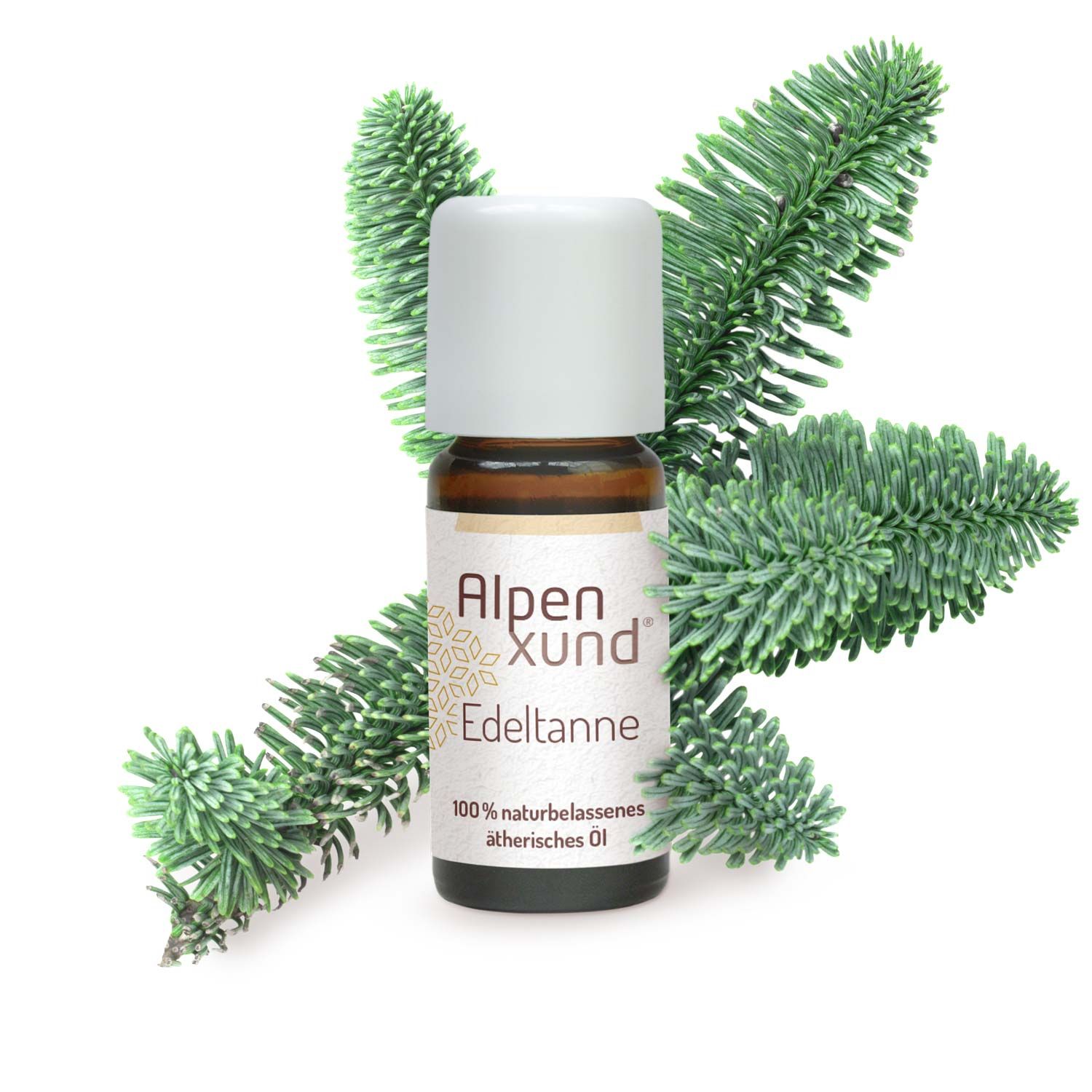 Braune Glasflasche mit weißem Deckel. Etikett mit AlpenXund und Edeltanne. Umgeben von Tannenzweigen.