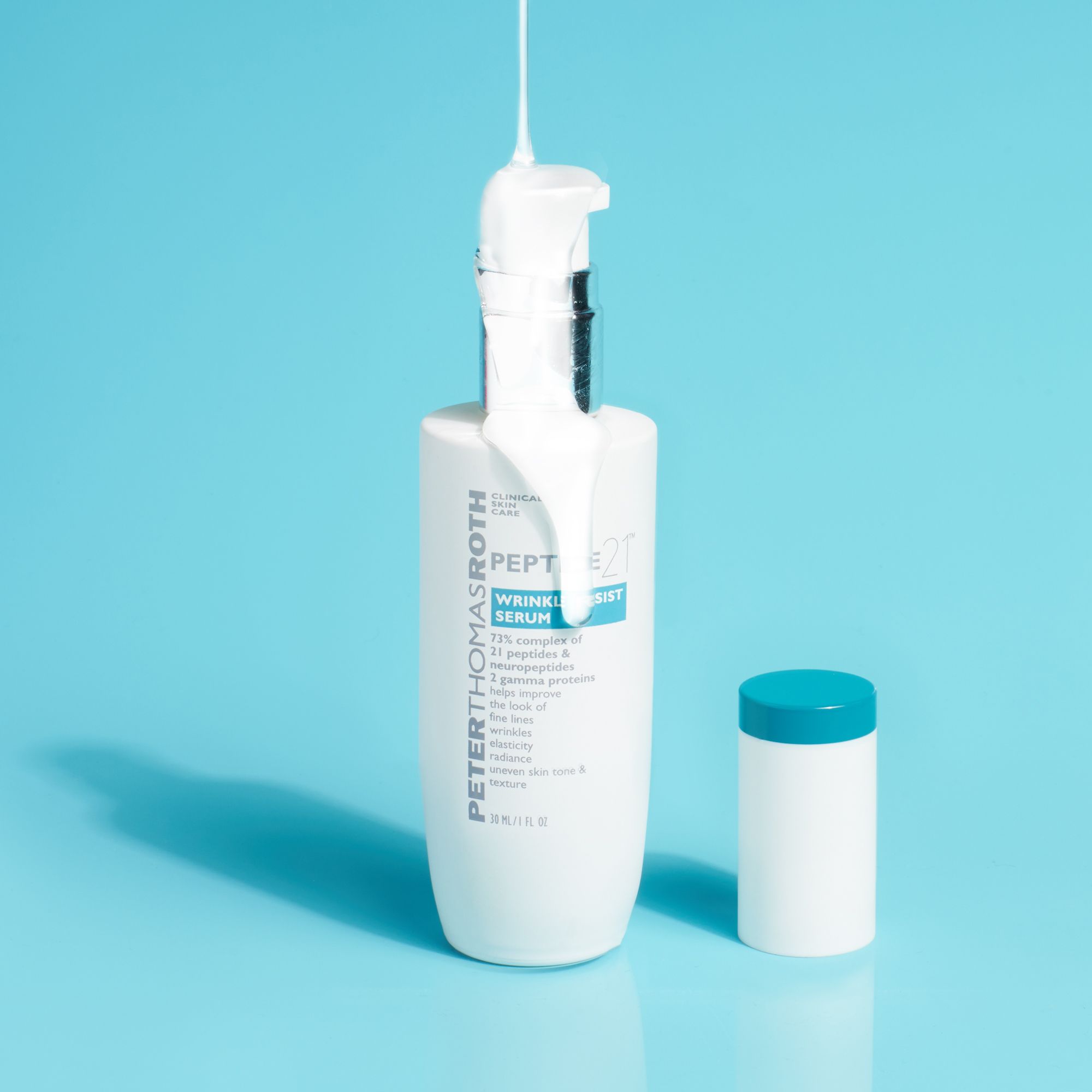 Weiße Flasche mit blauem Deckel und Aufschrift PEPTIDE 21. Produkt wird aus der Flasche gegossen.