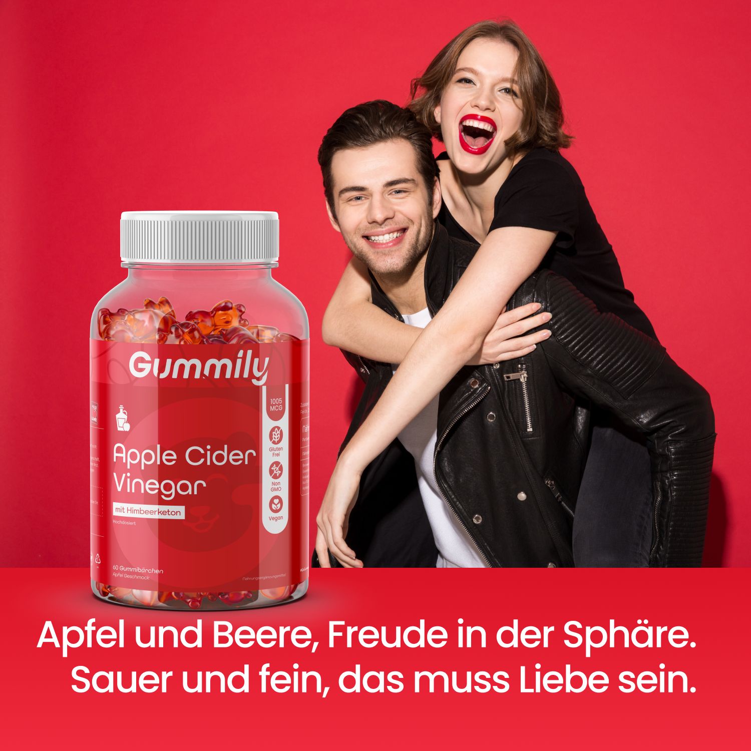 Paar umarmt sich vor rotem Hintergrund. Flasche mit Gummibärchen. Text: "Apfel und Beere, Freude in der Sphäre. Sauer und fein, das muss Liebe sein."