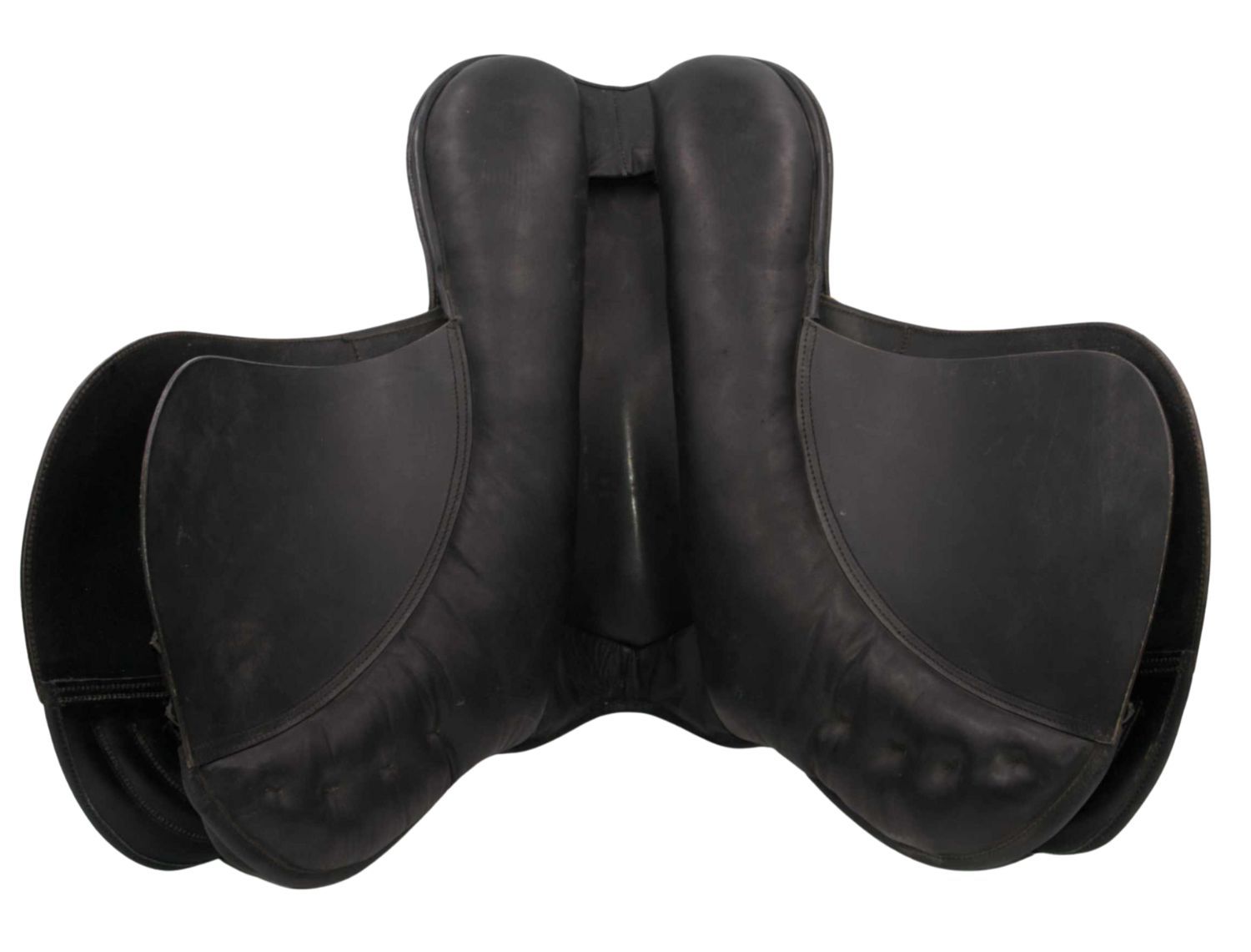 Schwarzer Sattel, Draufsicht. Gepolsterte Sitzfläche, mittiger Kanal, seitliche Polster.
