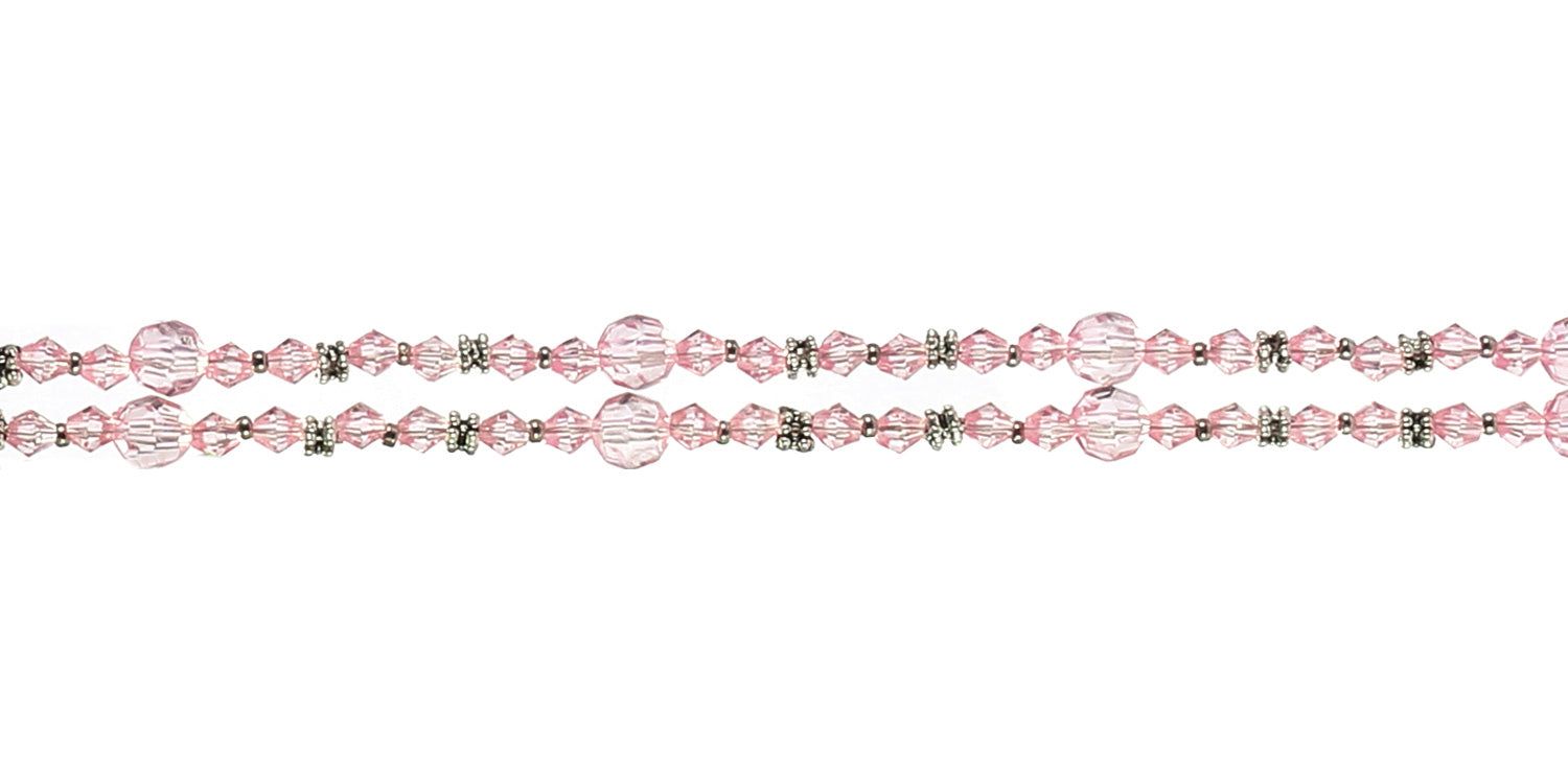Nahaufnahme einer rosa Brillenkette mit Perlen und Metallakzenten. Zwei parallele Stränge.