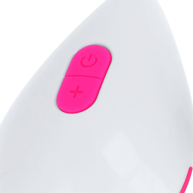 Nahaufnahme der Fernbedienung eines Vibrations-Eis. Sie ist weiß mit pinken Power- und Plus-Knöpfen.