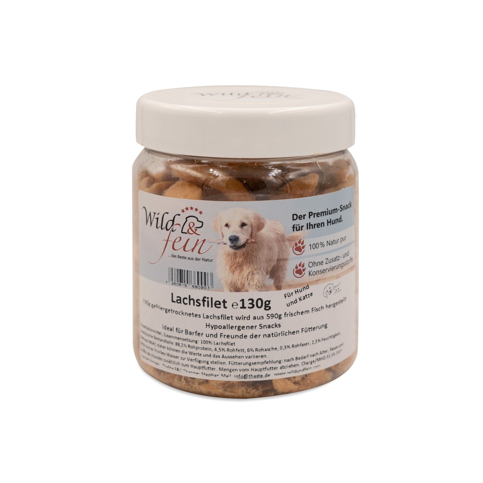 Behälter mit Hundesnacks. Aufschrift: Wild & Fein Lachsfilet. Etikett mit Produktinformationen und Hundefoto.