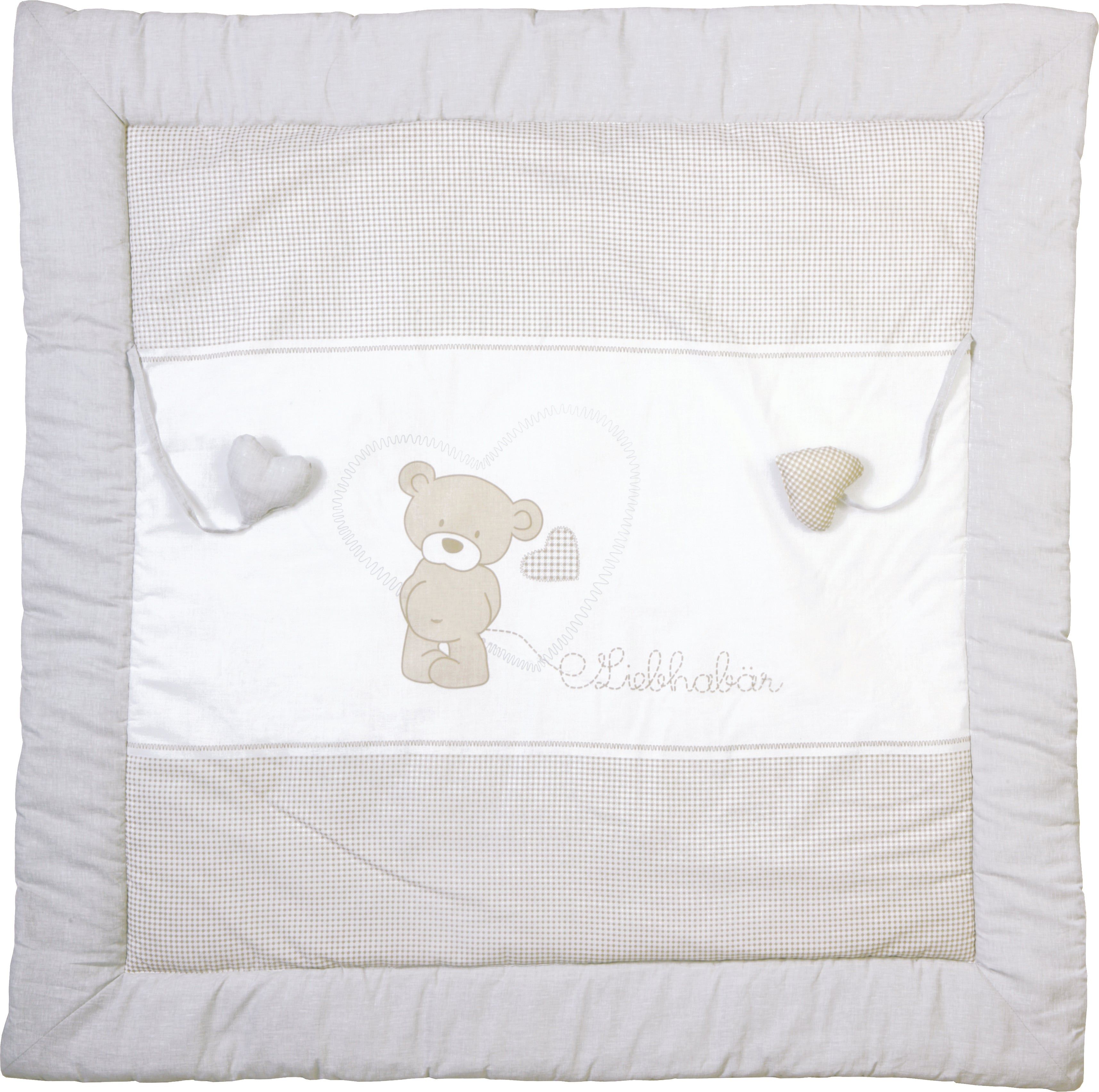 Quadratische Spieldecke mit Teddybär-Motiv und Herz. Beige und weiße Stoffe. Zwei herzförmige Anhänger. Schriftzug 'Liebhabär'.