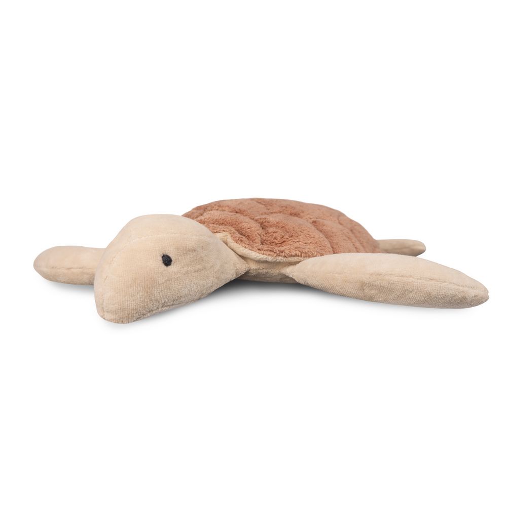 Plüschtier Schildkröte, brauner Panzer, beige Gliedmaßen. Seitenansicht, auf weißem Hintergrund.