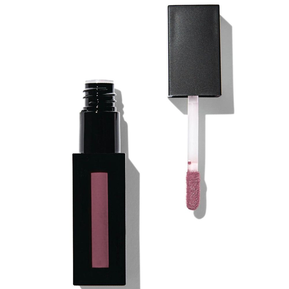 Schwarze Lipgloss-Tube mit geöffnetem Deckel und Applikator. Der Applikator zeigt einen rosafarbenen Lipgloss.