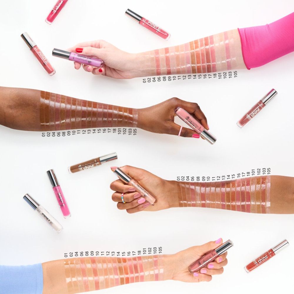 Mehrere Hände mit Lippen-Gloss-Farbmustern. Verschiedene Hauttöne. Produkte und Farbbezeichnungen.