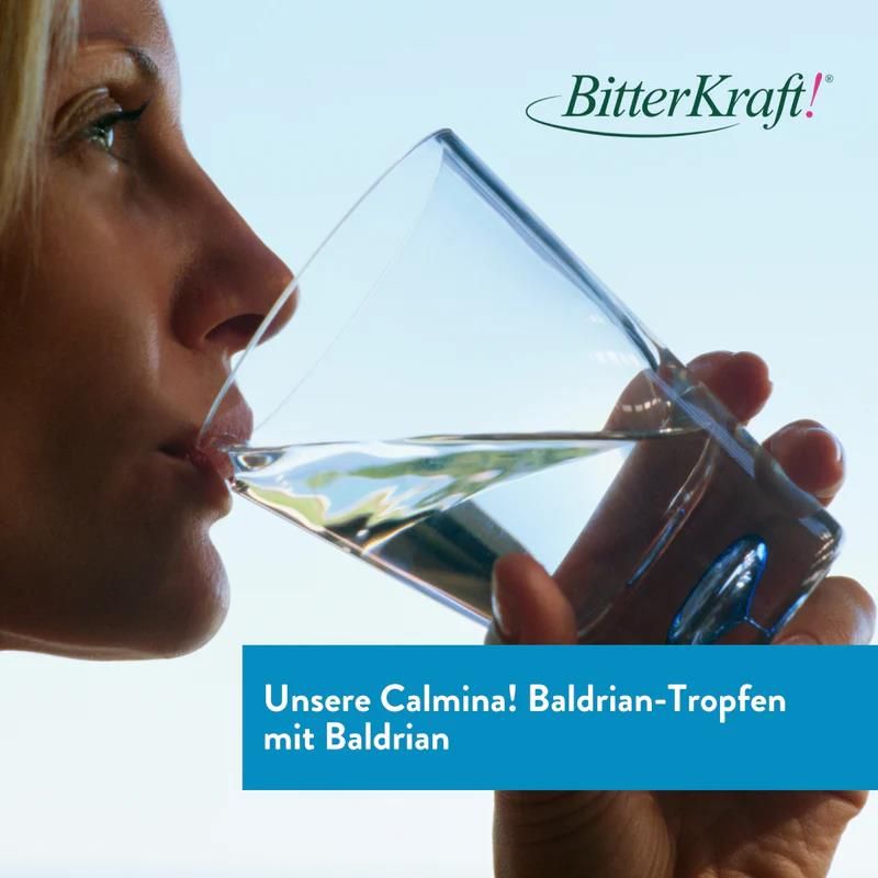 Frau trinkt aus einem Glas. Text: Unsere Calmina! Baldrian-Tropfen mit Baldrian. Marke: BitterKraft!