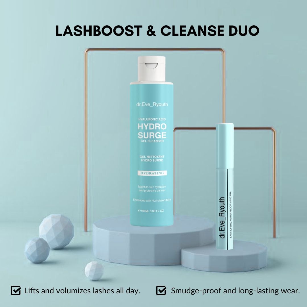 Zwei Kosmetikprodukte auf Podesten. Eine blaue Flasche mit weißem Deckel und eine Mascara-Tube. Text: Hydro Surge, dr.Eve_Ryouth.