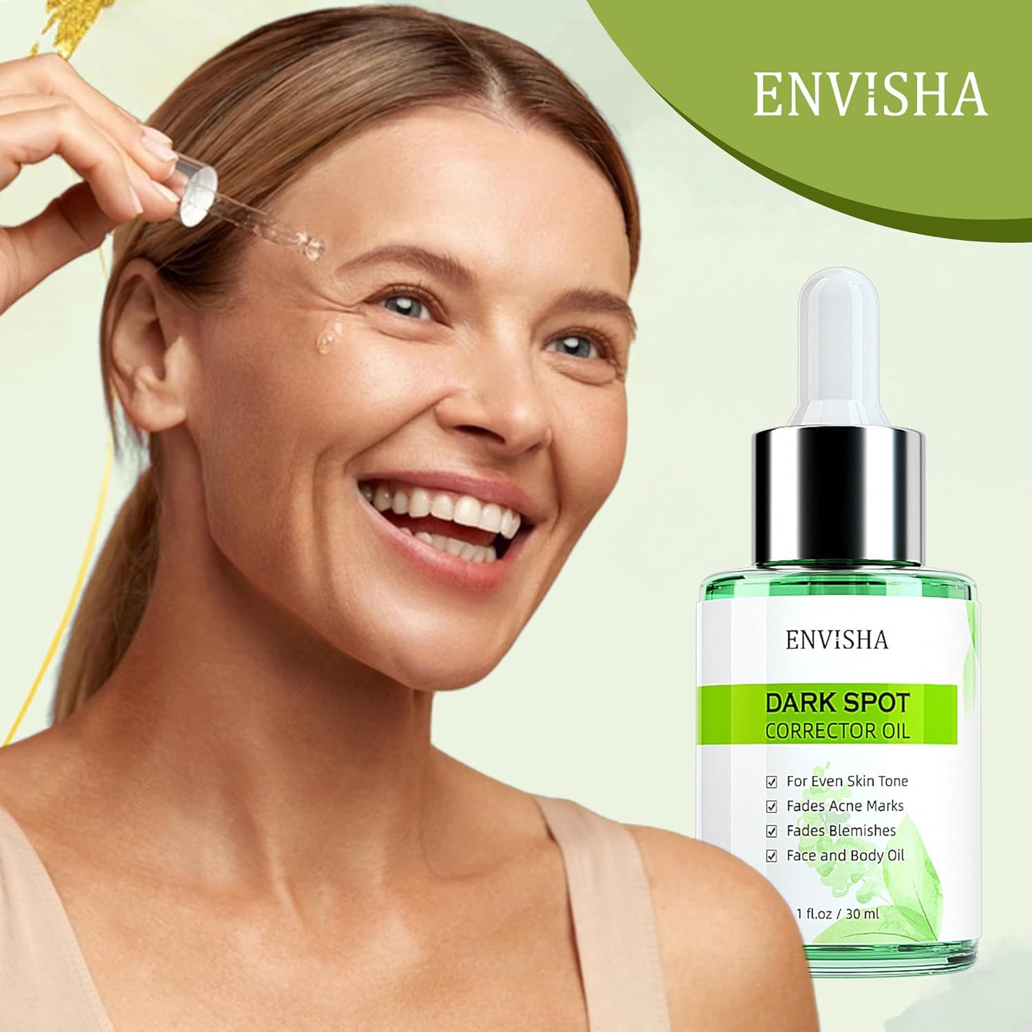 Grüne Glasflasche mit Tropfer. ENVISHA Dark Spot Corrector Oil. Frau mit Tropfer. Lächelnd.