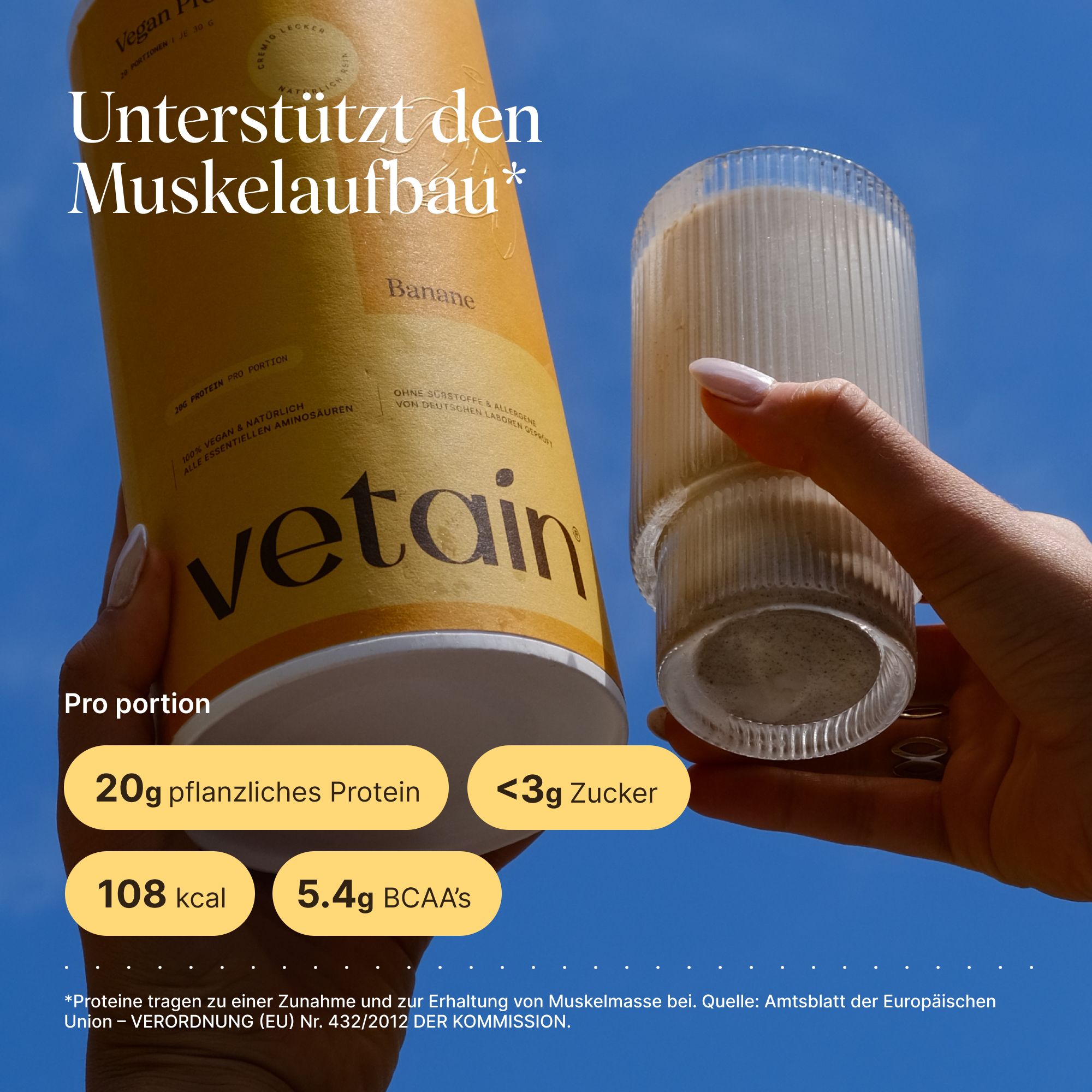Person hält Dose und Glas mit Proteinshake. Text: '20g pflanzliches Protein', '<3g Zucker', '108 kcal', '5.4g BCAAs'.