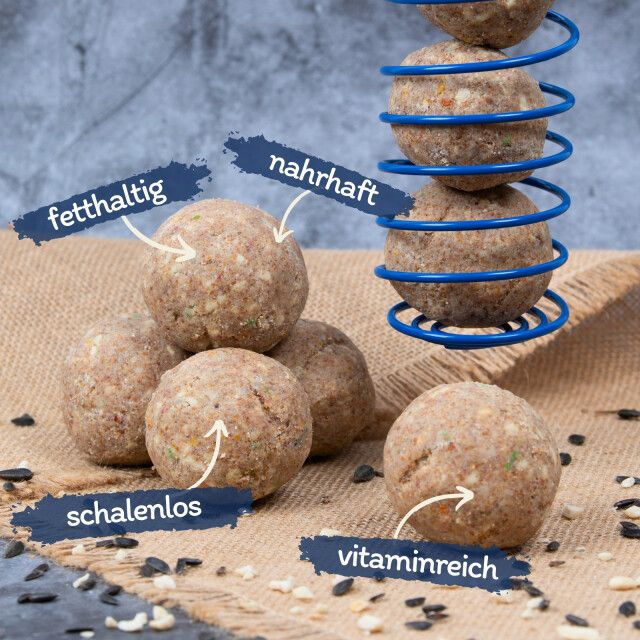 Meisenknödel ohne Netz auf Jutestoff. Beschriftung: fettaltig, nahrhaft, schalenlos, vitaminreich. Blaue Spirale.