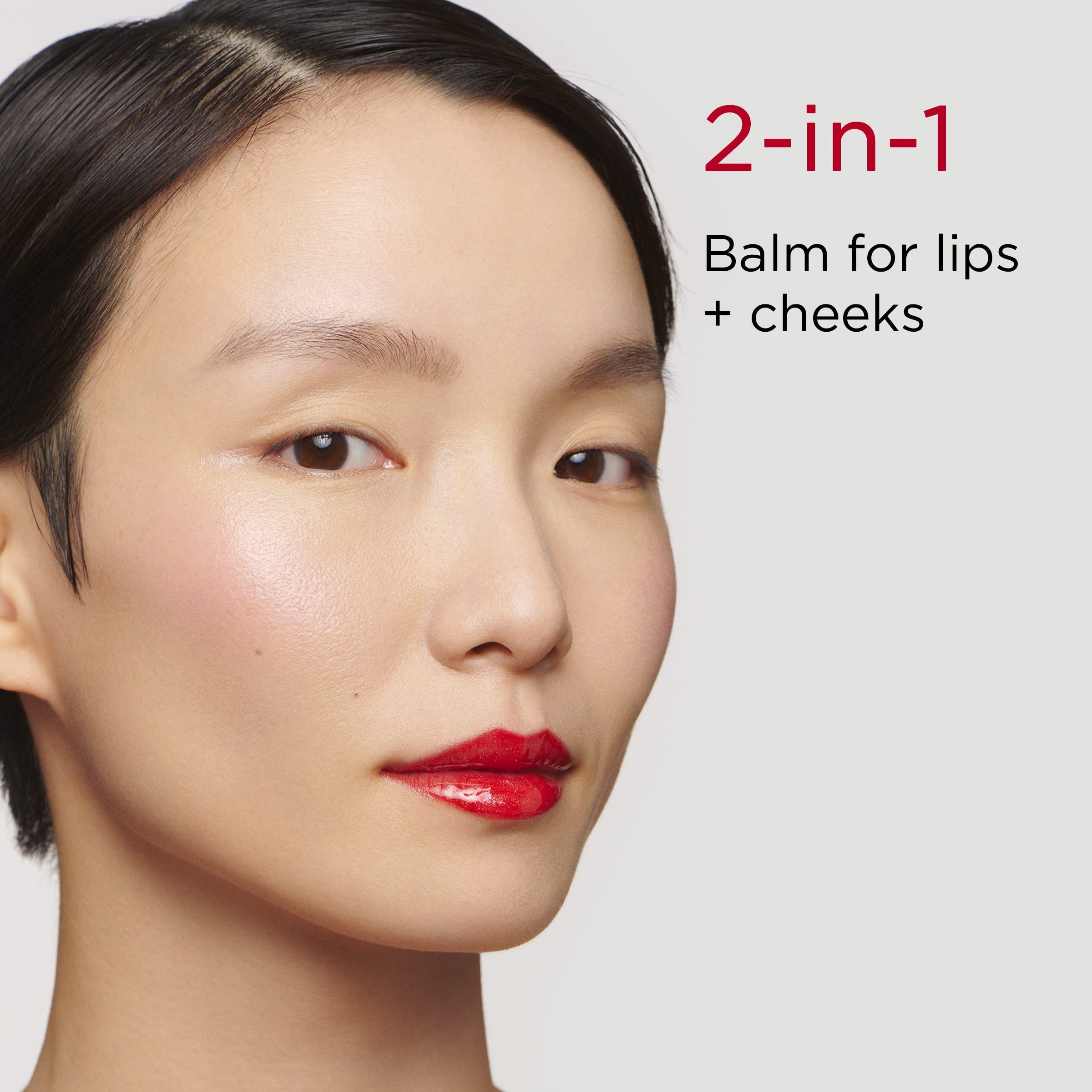 Gesicht einer Frau mit Lippenstift. Text: 2-in-1 Balm for lips + cheeks.