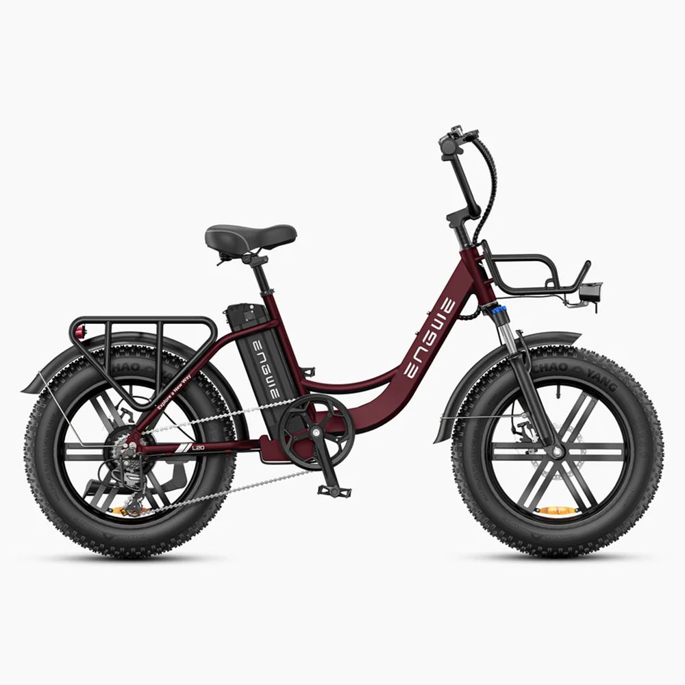 Bicicletta elettrica ENGWE L20 Boost, burgunderfarben. Breitreifen, Gepäckträger, Korb, Akku. Schwarze Details. Auf weißem Hintergrund.