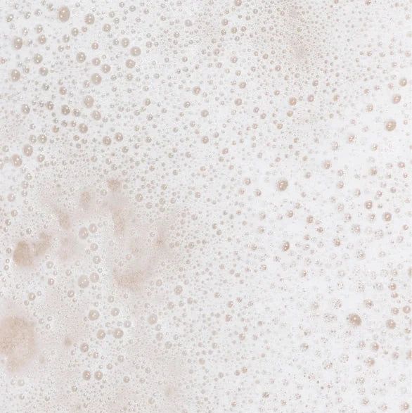 Nahaufnahme von Baby-Badewannenschaum mit vielen kleinen und großen Blasen.