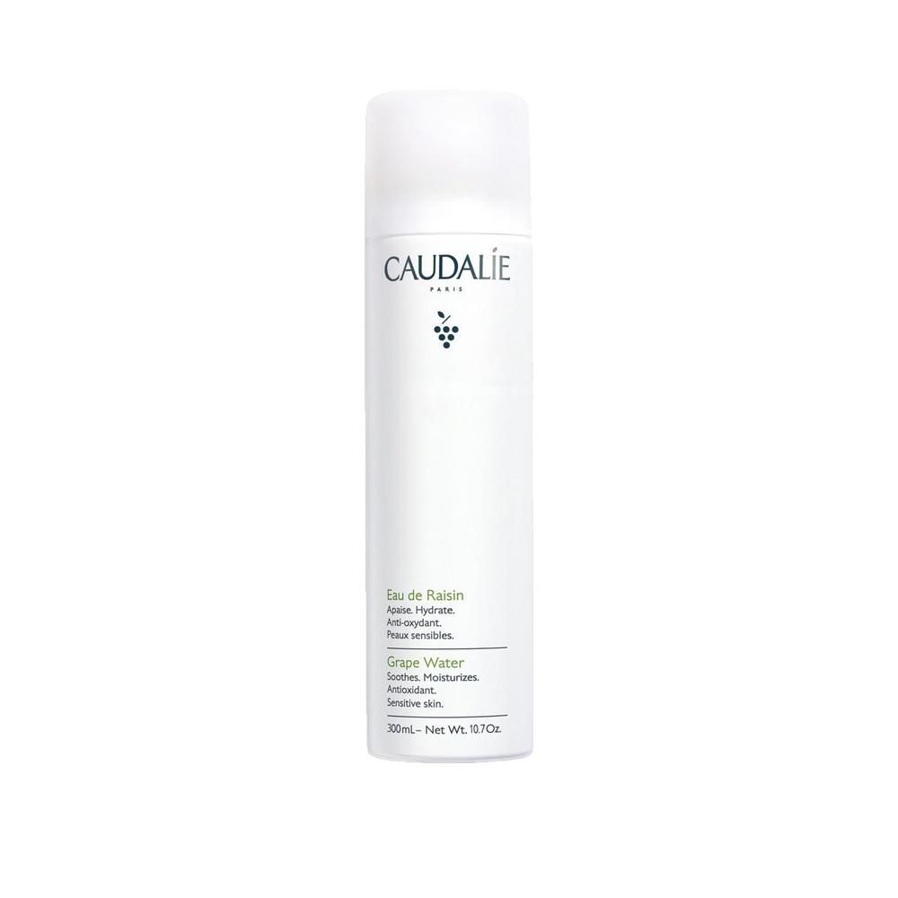 Weißes Caudalie Eau De Raisin Spray. Aufschrift: Eau de Raisin, Grape Water. Flasche mit weißem Deckel.