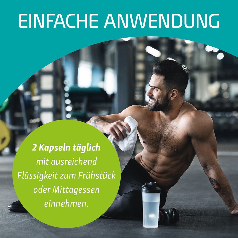 Ein Mann sitzt im Fitnessstudio. Text: Einfache Anwendung. 2 Kapseln täglich mit ausreichend Flüssigkeit zum Frühstück oder Mittagessen einnehmen.