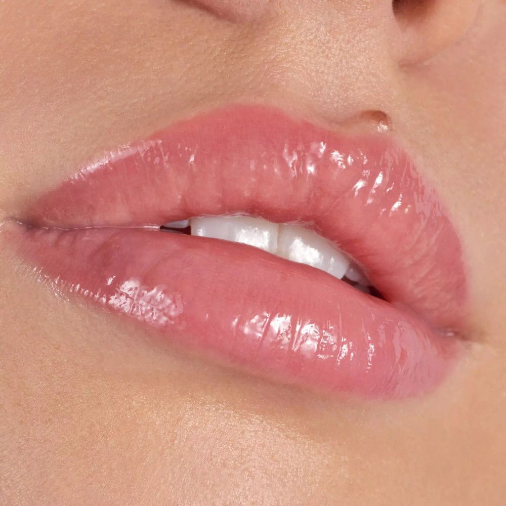 Nahaufnahme von Lippen mit aufgetragenem Lipgloss. Glänzendes Finish.