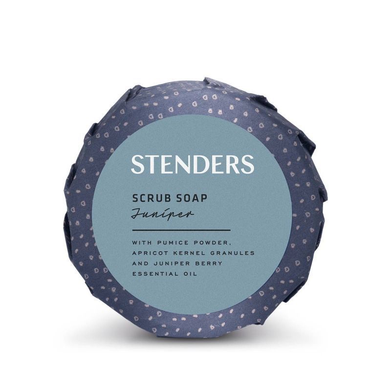Runde Seife, verpackt in blauem Papier mit weißen Punkten. Auf der Vorderseite steht "STENDERS", darunter "SCRUB SOAP Juniper".