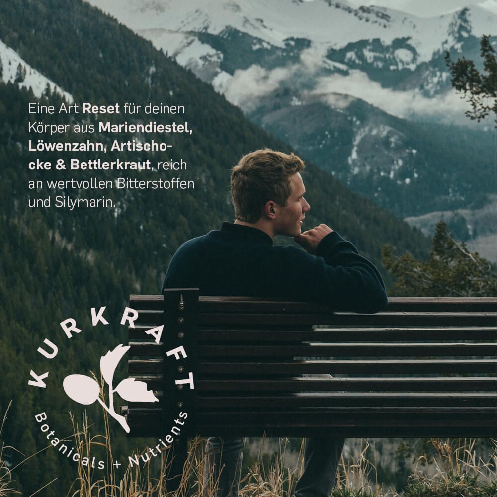 Mann sitzt auf einer Bank mit Blick auf Berge. Text: Kurkraft Logo, Mariendistel, Löwenzahn, Artischocke & Bettlerkraut. Reich an Bitterstoffen.