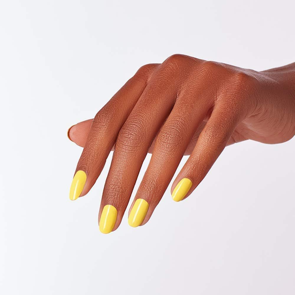 Hand mit gelbem Nagellack. Fingernägel lackiert, helle Haut.