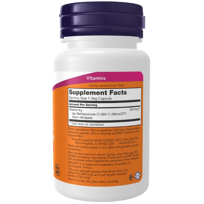Weiße Flasche mit lila Deckel. Etikett mit Produktinformationen: Vitamin K2, 300 mcg, NOW FOODS. 60 Kapseln.