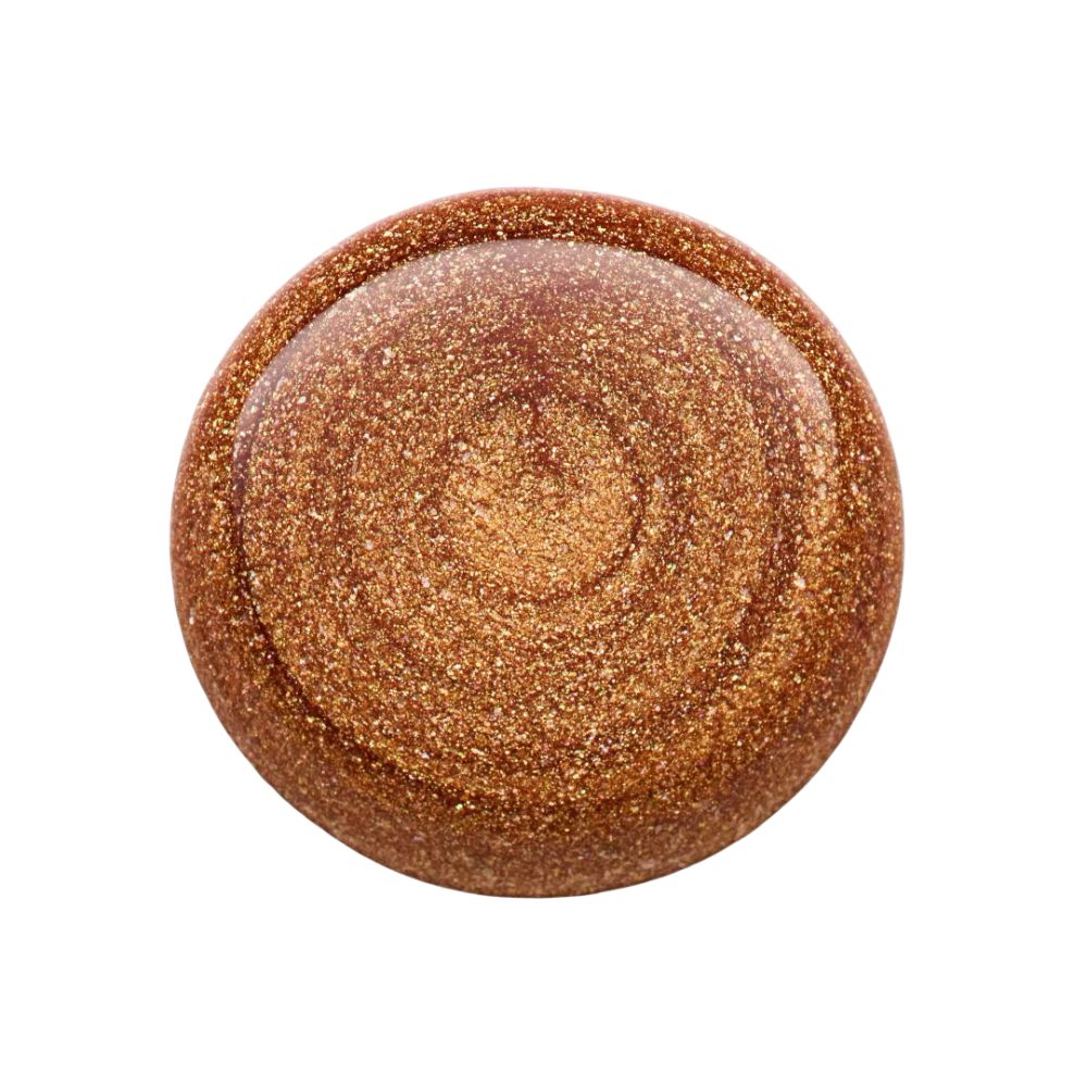 Draufsicht auf einen goldfarbenen Nagellack. Glänzende Oberfläche.