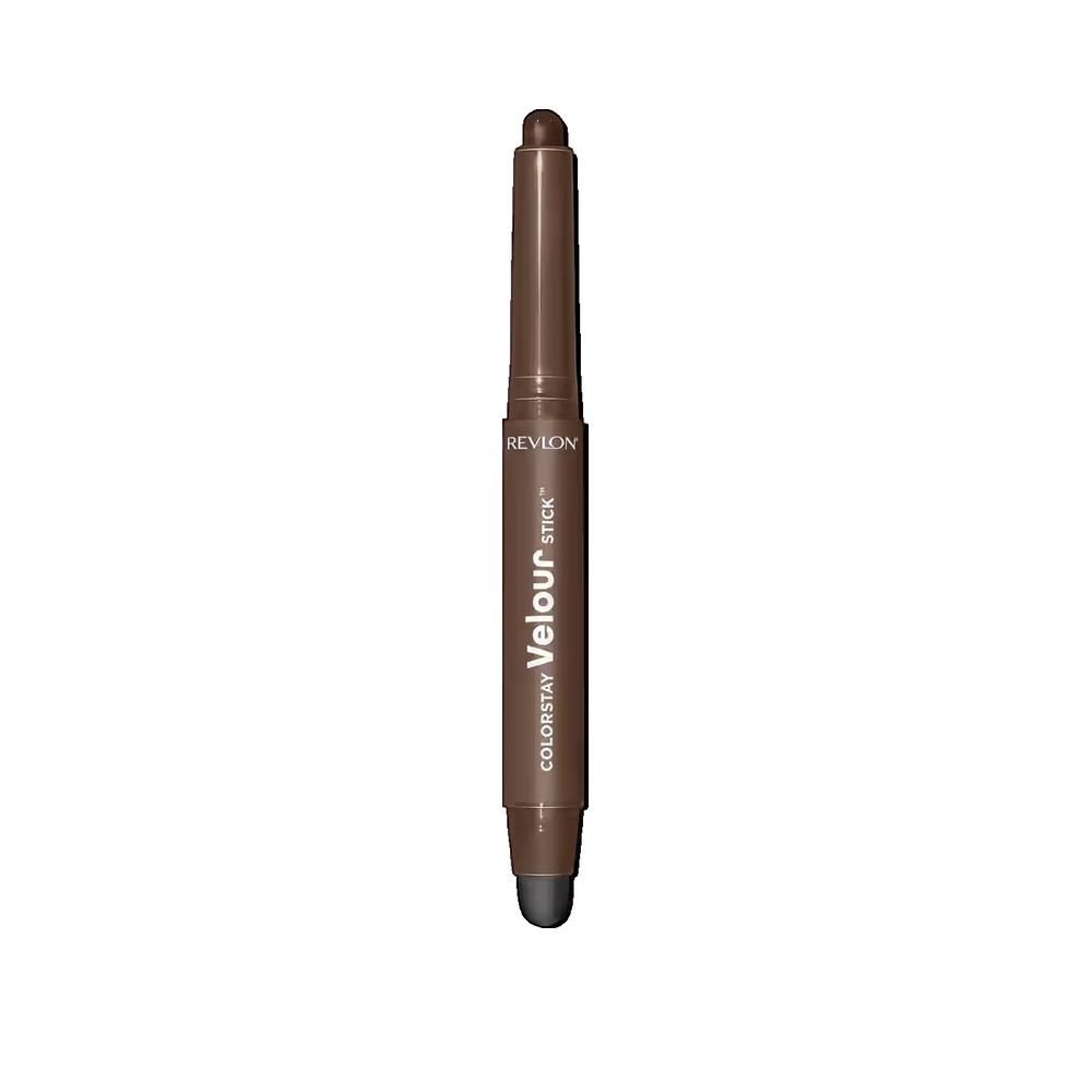 Brauner Revlon ColorStay Velour Stick Lidschatten Matt. Zylindrische Form, dunkle Farbe. Mit schwarzer Spitze. Revlon-Logo sichtbar.