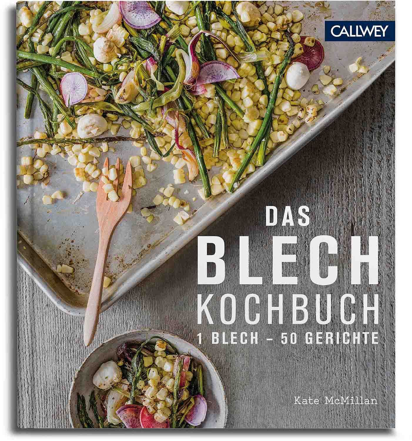 Kochbuch "Das Blechkochbuch". Auf dem Cover: Essen auf einem Backblech, daneben eine Schüssel. Autor: Kate McMillan. Verlag: Callwey.