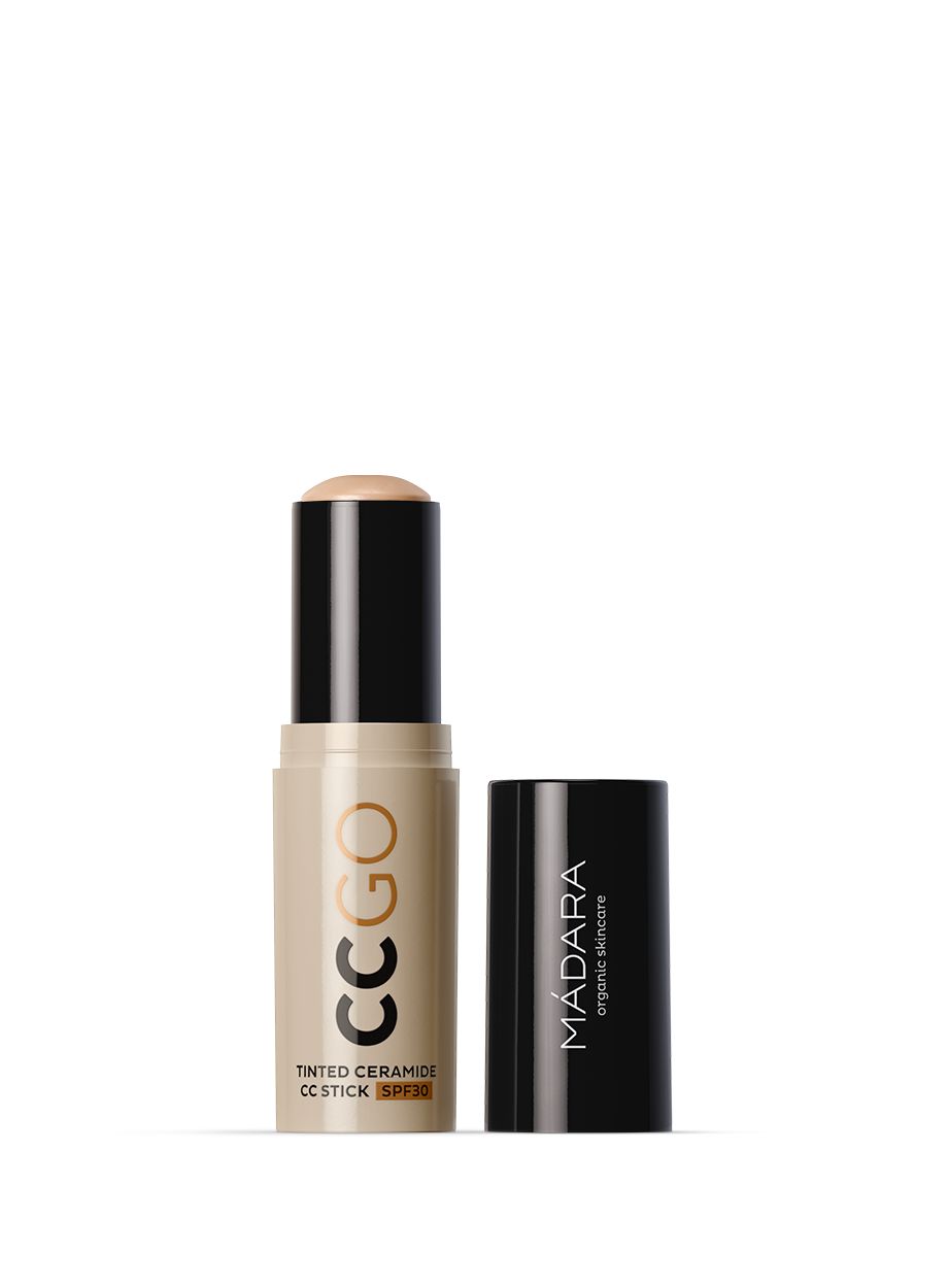 Beige CC-Stick von Madara. Geöffnet, mit schwarzem Deckel daneben. Aufschrift CC GO, Tinted Ceramide CC Stick, SPF30.