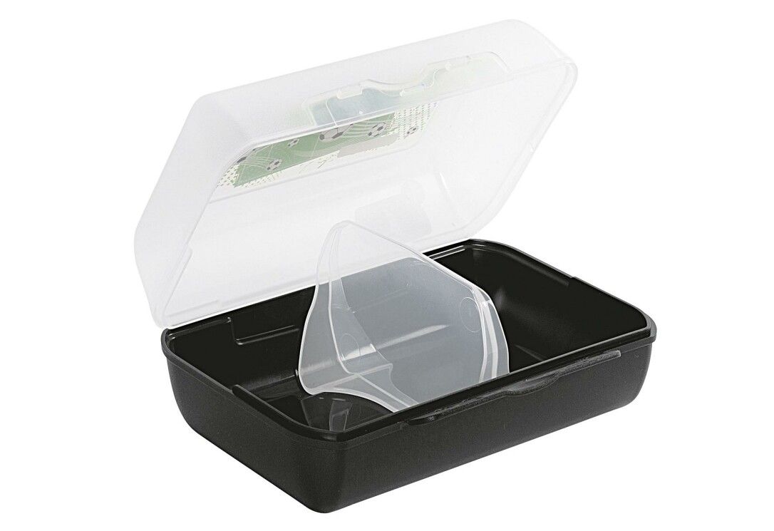 Schwarze Brotdose mit transparentem Deckel. Innenliegende Trennwand. Deckel mit Fußballfeld-Motiv bedruckt.