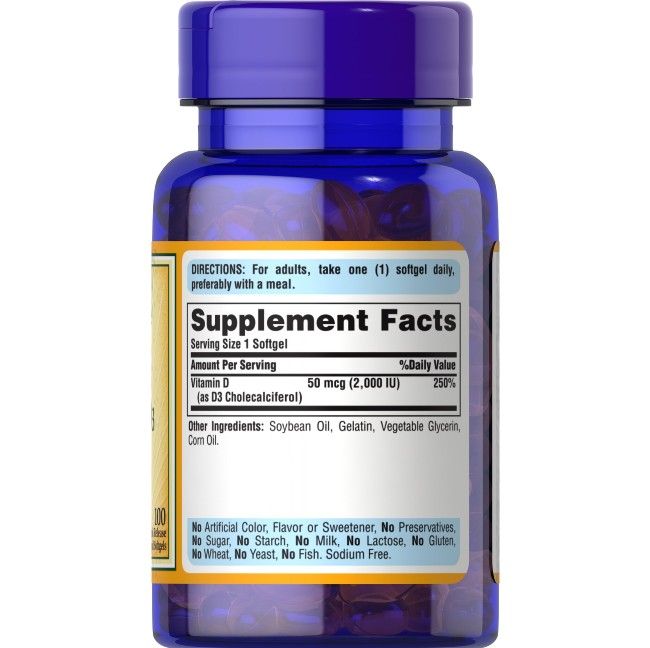 Rückseite einer blauen Flasche. Gelbes Etikett mit Nährwertangaben. Enthält Vitamin D. Zutaten: Sojaöl, Gelatine, Glycerin.