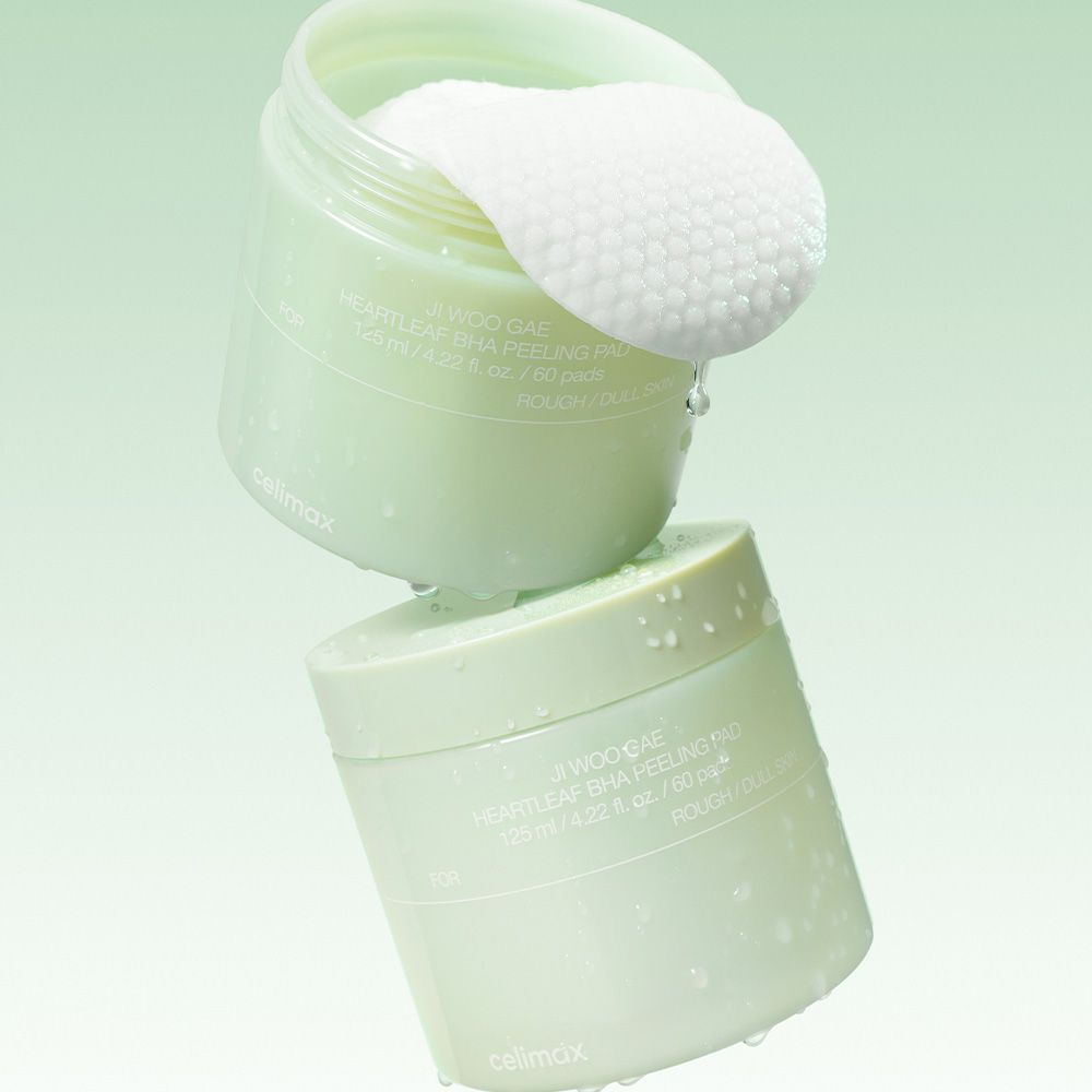 Zwei übereinander gestapelte Behälter mit Celimax Heartleaf BHA Peeling Pads.