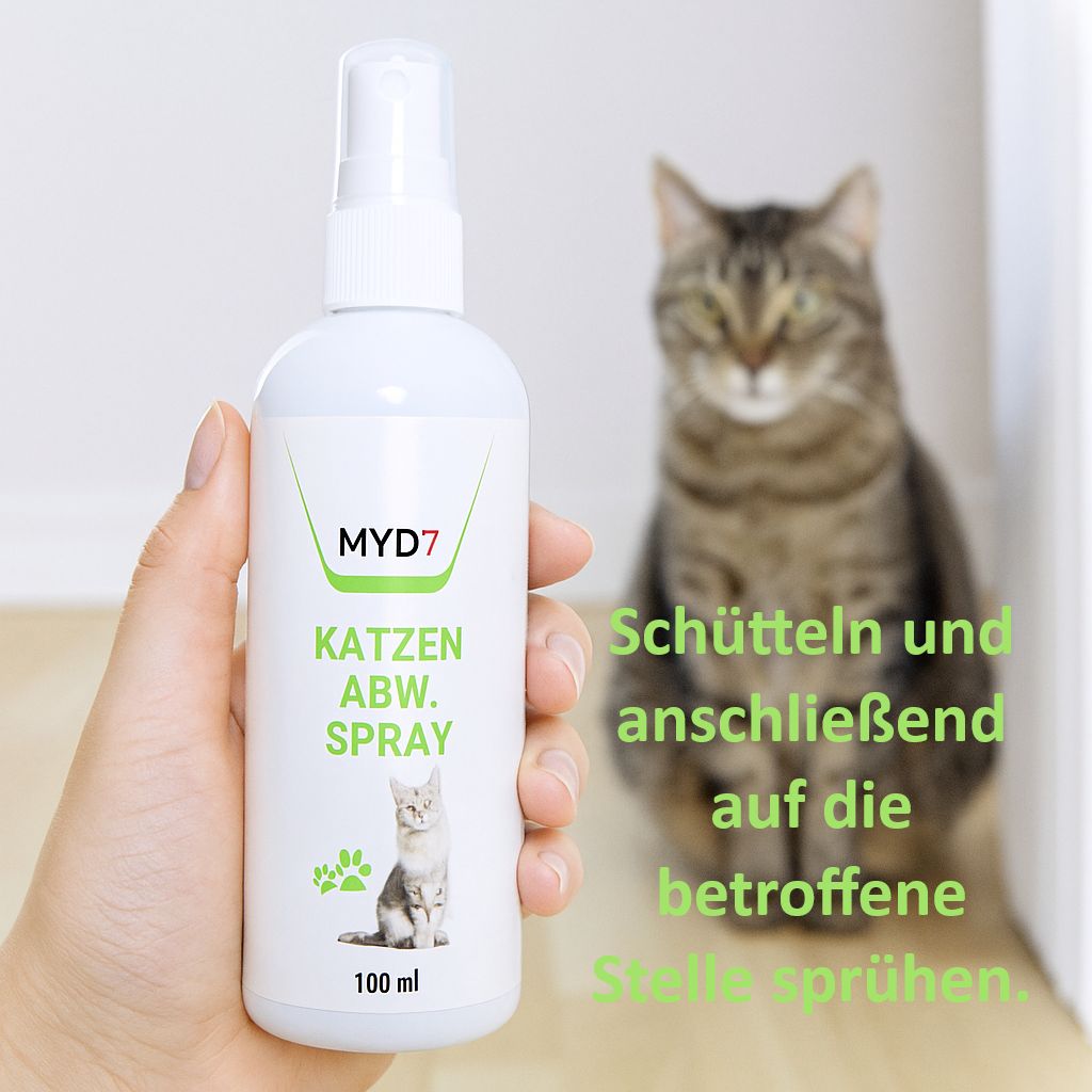 Weiße Sprühflasche mit MYD7-Logo und "Katzen Abw. Spray". Hand hält Flasche, Katze im Hintergrund.
