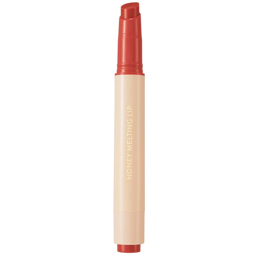 Lippenstift mit roter Spitze und beigem Gehäuse. Aufschrift: HONEY MELTING LIP.