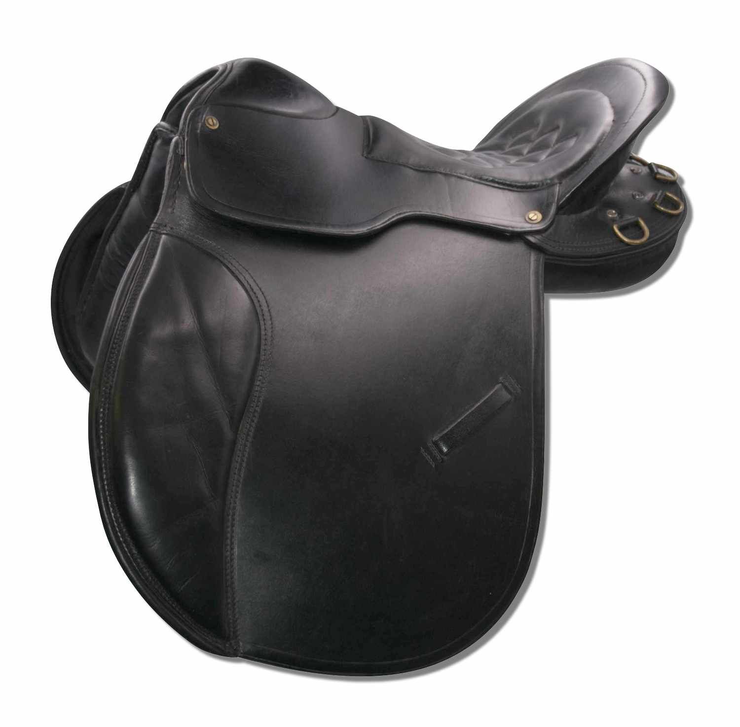 Schwarzer Leder-Wanderreitsattel. Seitenansicht. Details wie Steppung und Ringe sichtbar.