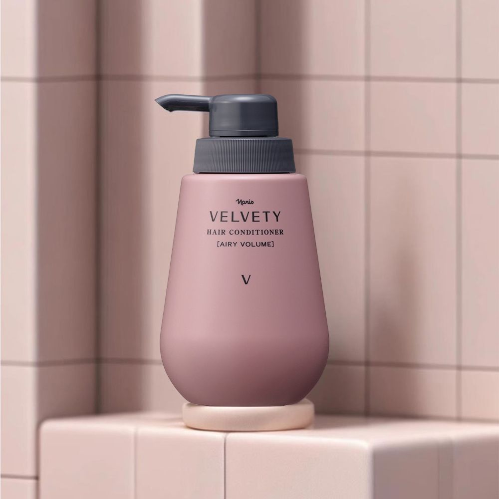 Rosa Flasche mit Pumpe auf Sockel. Aufschrift: VELVETY HAIR CONDITIONER [AIRY VOLUME].