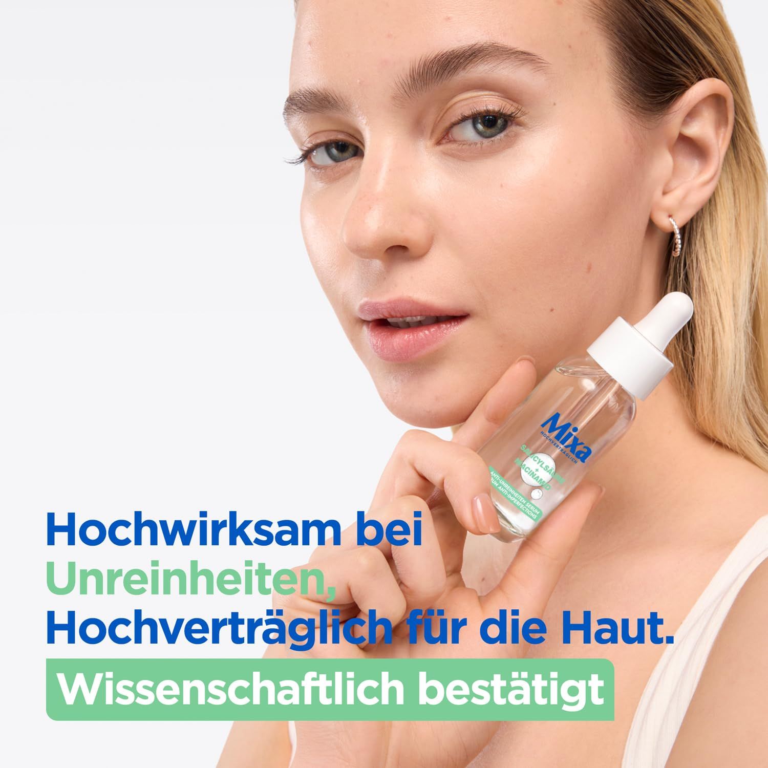 Frau hält eine Flasche Mixa Serum. Text: Hochwirksam bei Unreinheiten, hochverträglich für die Haut, wissenschaftlich bestätigt.