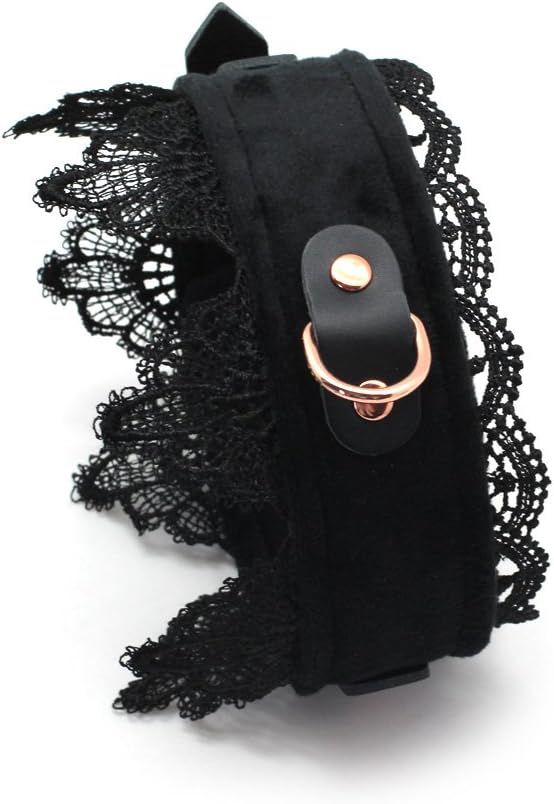 Schwarzes Halsband mit Spitze und Schnalle.