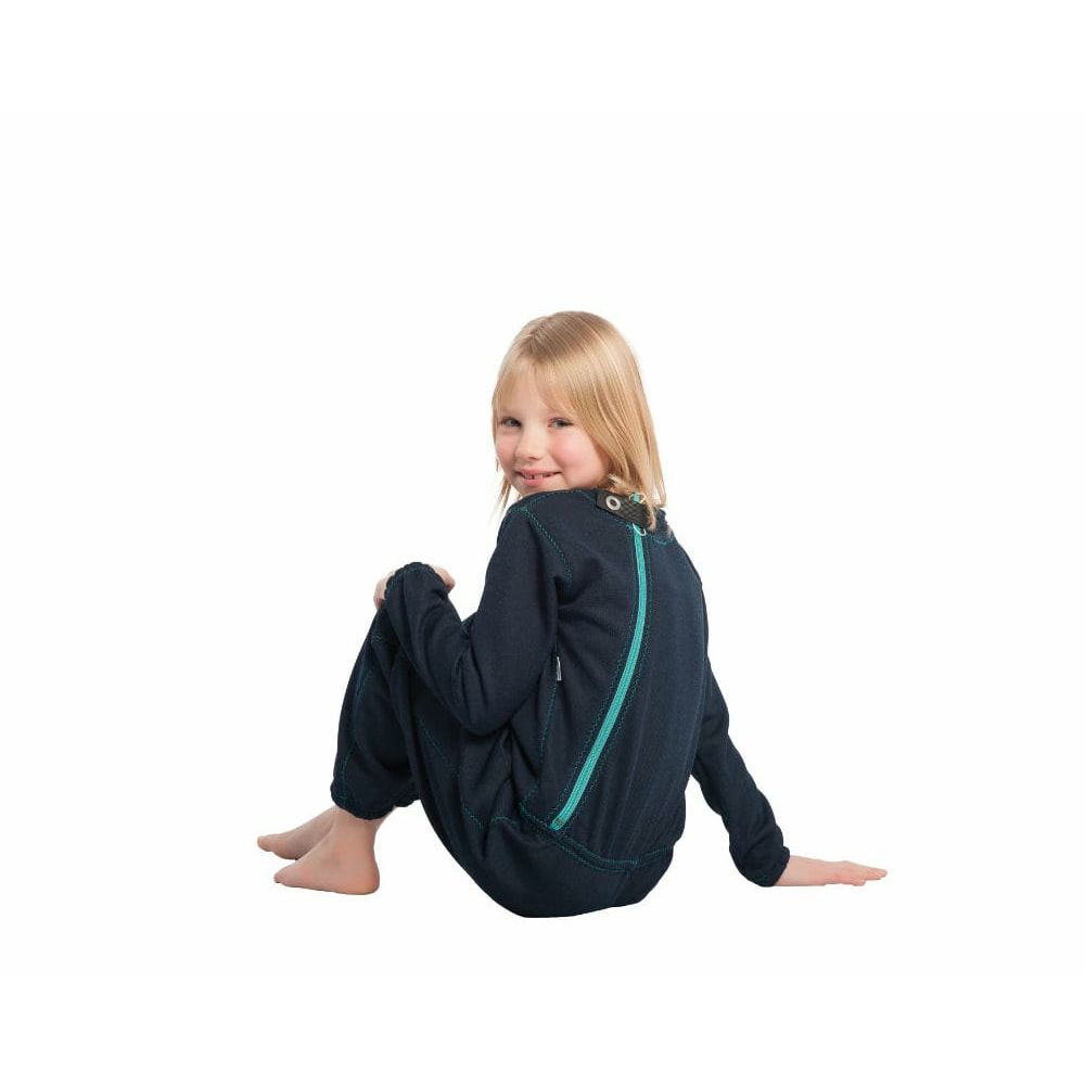 Dunkelblauer Pflegeoverall für Kinder. Reißverschluss am Rücken. Kind sitzt mit Blick über die Schulter.