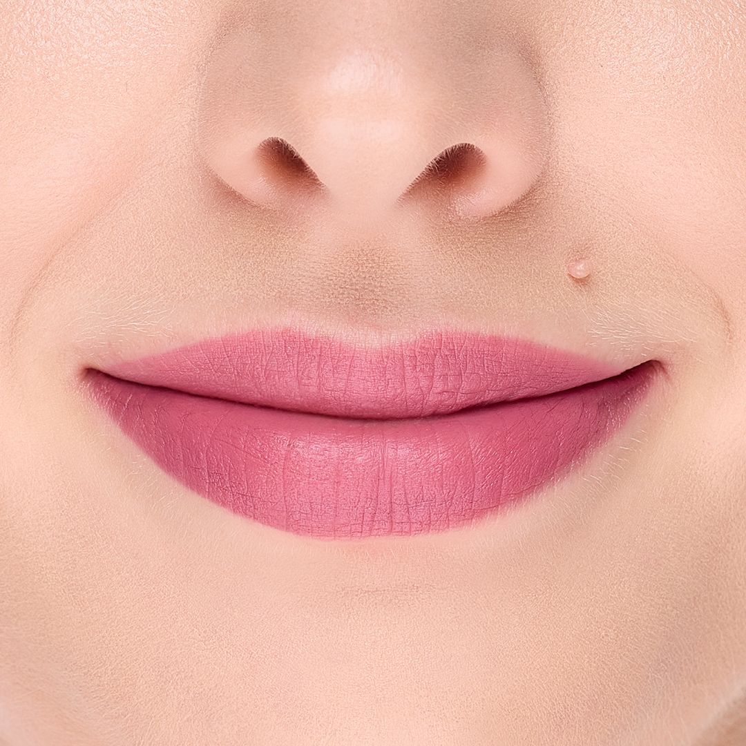 Nahaufnahme von Lippen mit Cosline Lipliner 205 Velvet. Die Lippen sind mattiert.
