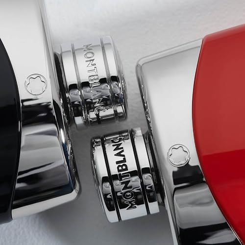 Nahaufnahme von drei Flakondeckeln. MONTBLANC ist auf den Deckeln eingraviert. Silberfarbenes Metall mit Logo.