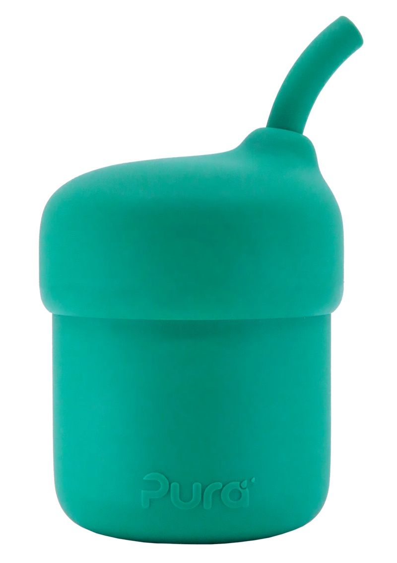 Grüner Silikon-Trinkbecher mit Strohhalm. Der Becher hat einen abgerundeten Deckel und den Markennamen Pura.