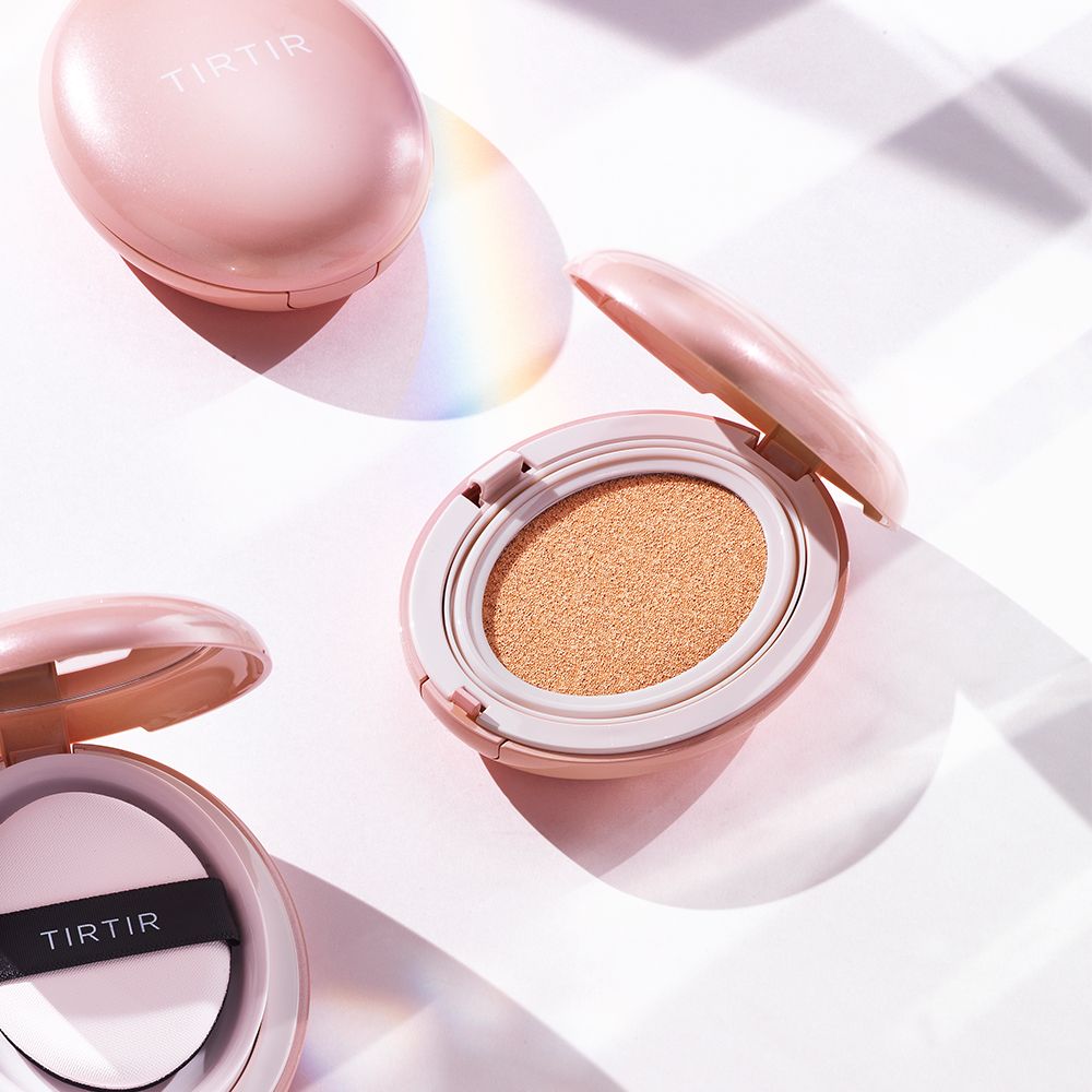 Ein offener TIRTIR Mask Fit All Cover Cushion in zartrosa mit einem Applikator daneben.