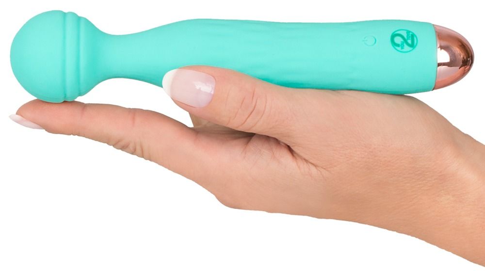 Hand hält einen mintgrünen Mini-Vibrator mit kugelförmigem Kopf und kupferfarbener Spitze. Kompakte Größe.