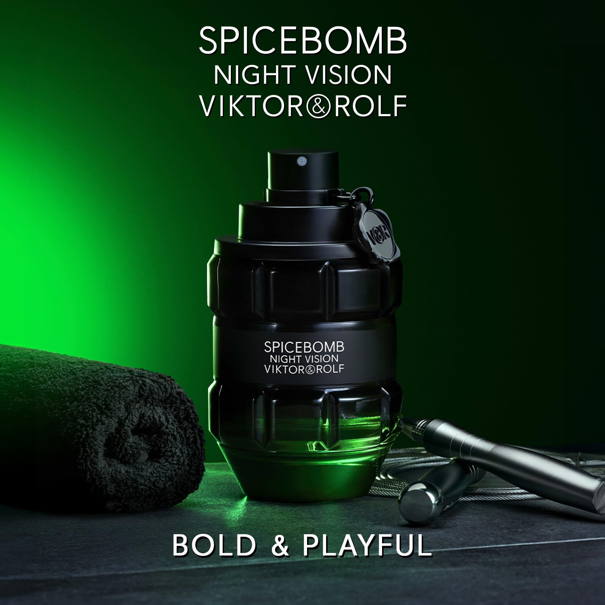 Flasche mit Text: Spicebomb Night Vision Viktor & Rolf. Text: Bold & Playful. Auf dunklem Hintergrund.