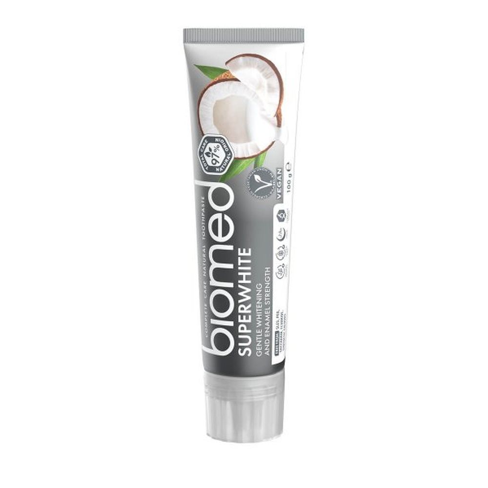Zahnpasta-Tube mit Kokosnuss-Motiv. Marke: biomed Superwhite. Text: Gentle Whitening and Enamel Strength. Vegan.