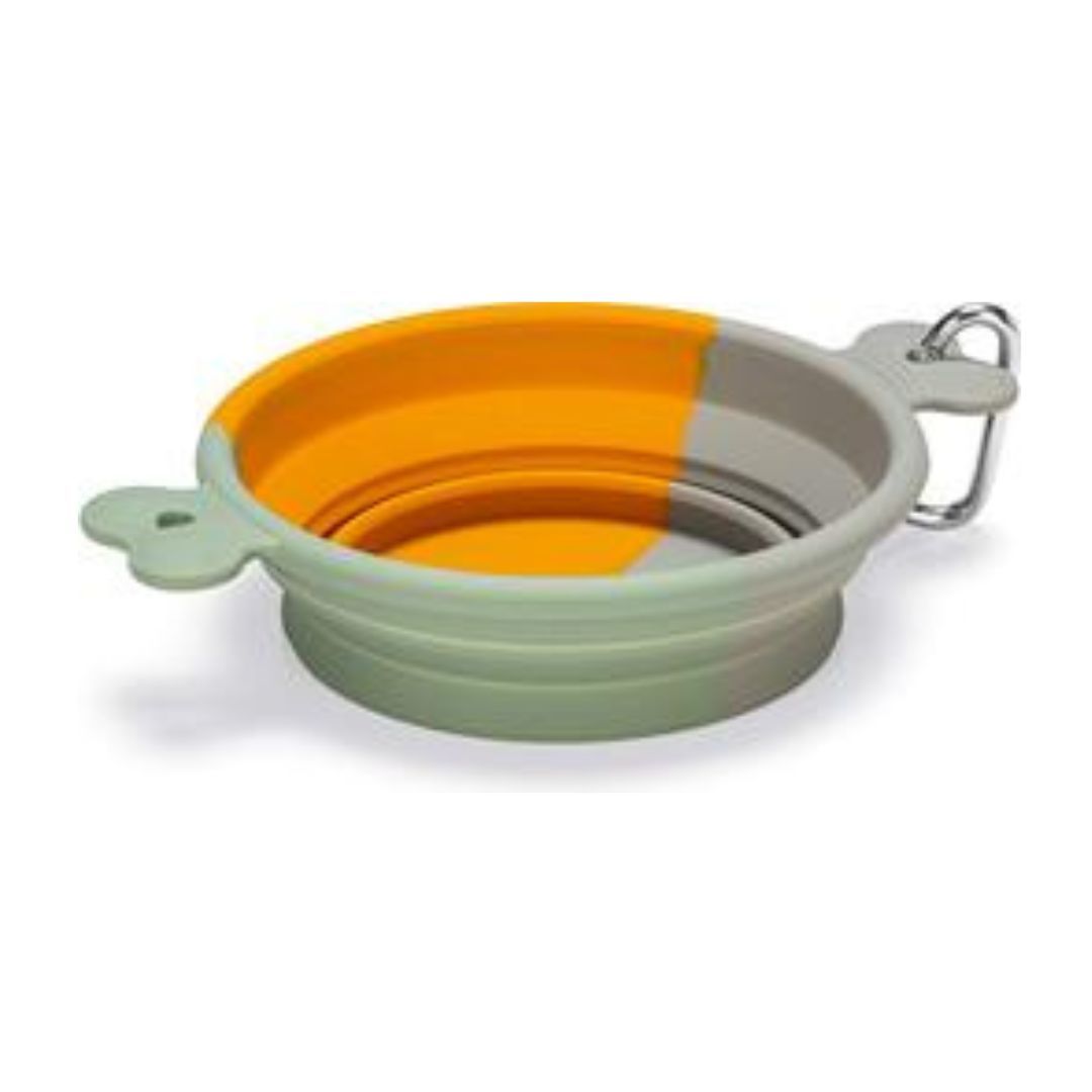 Faltbarer Napf, orange, grau und mintfarben. Mit Karabinerhaken und Ösen. Geschlossen, rund.