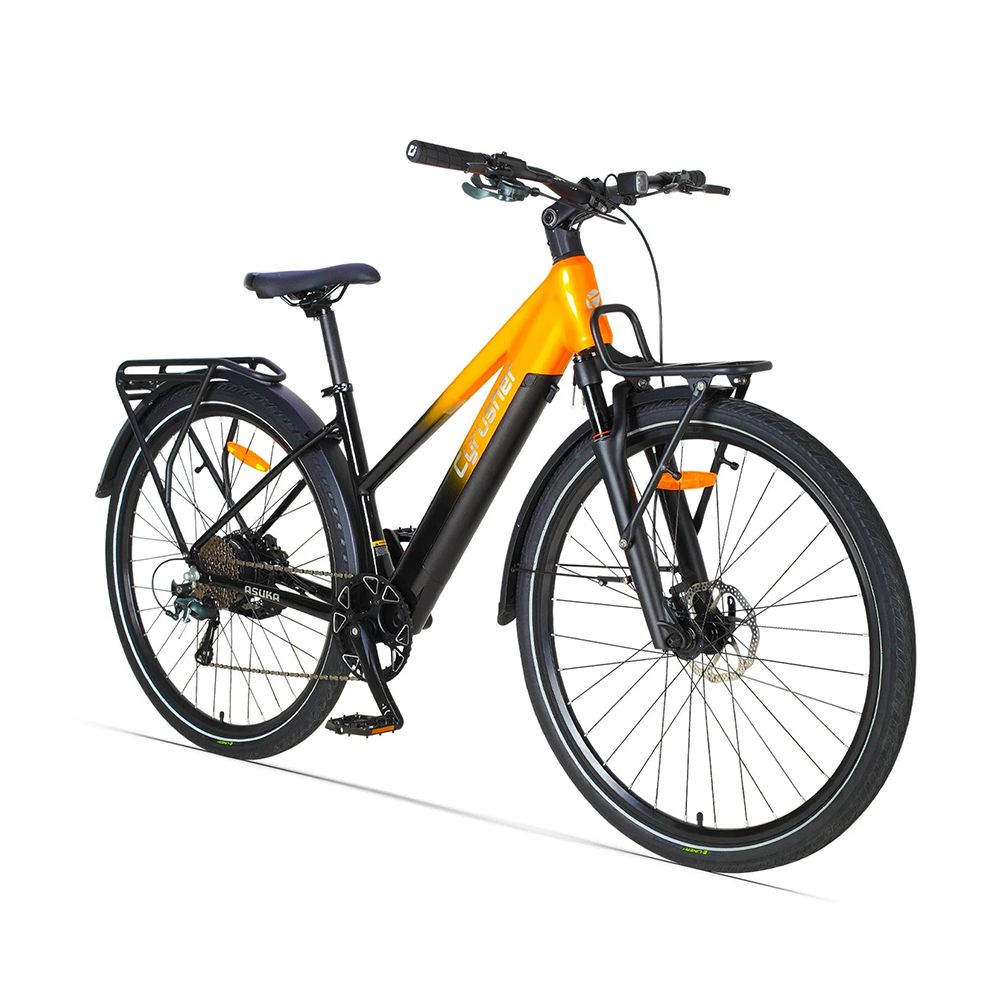 E-Bike Cyrusher Asuka in Orange und Schwarz. Es hat einen Gepäckträger, Schutzbleche und einen Korb.