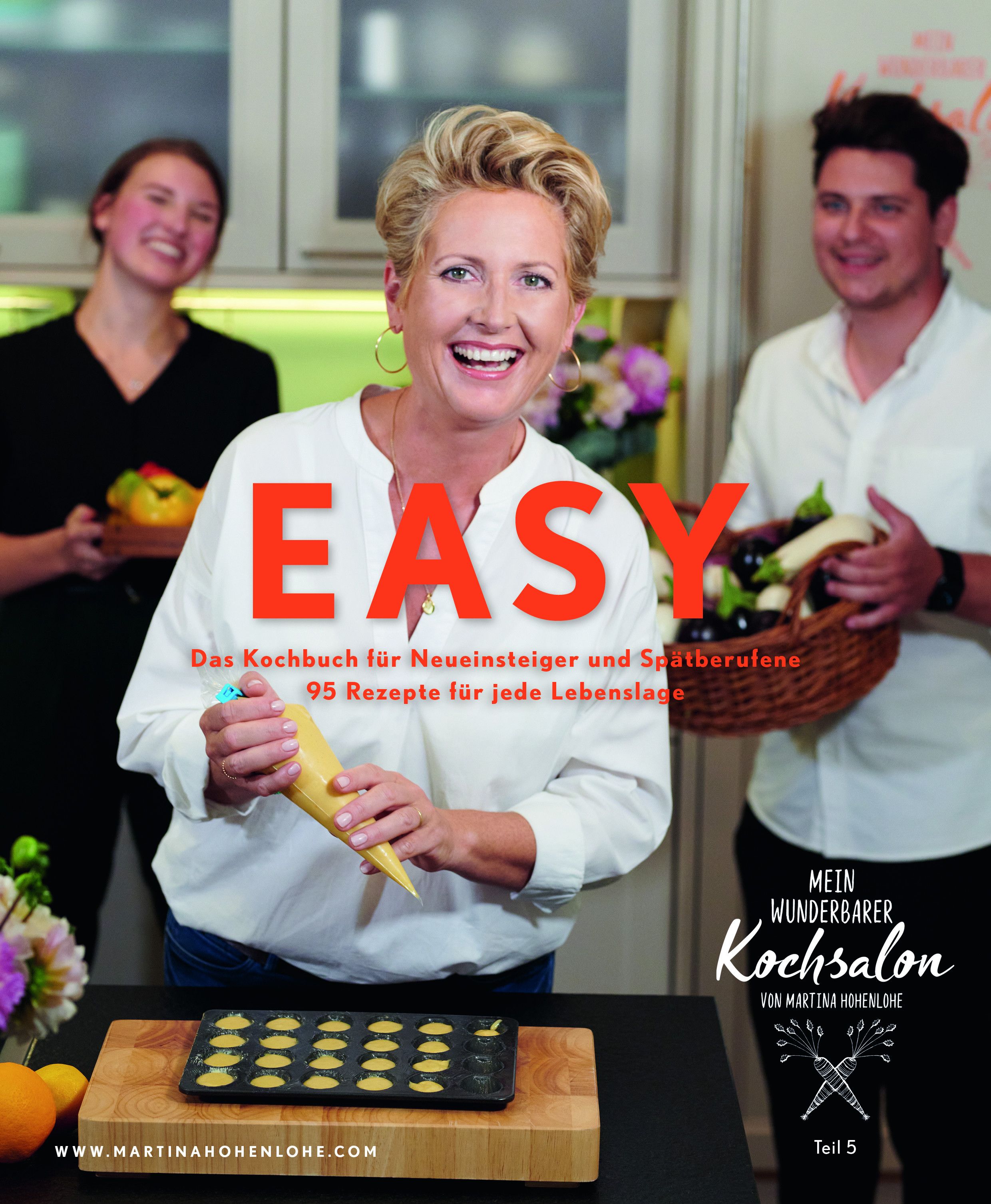 Kochbuch mit Titel "EASY". Auf dem Cover eine Frau mit Spritzbeutel. Text: "Das Kochbuch für Neueinsteiger..." und "Mein wunderbarer Kochsalon".